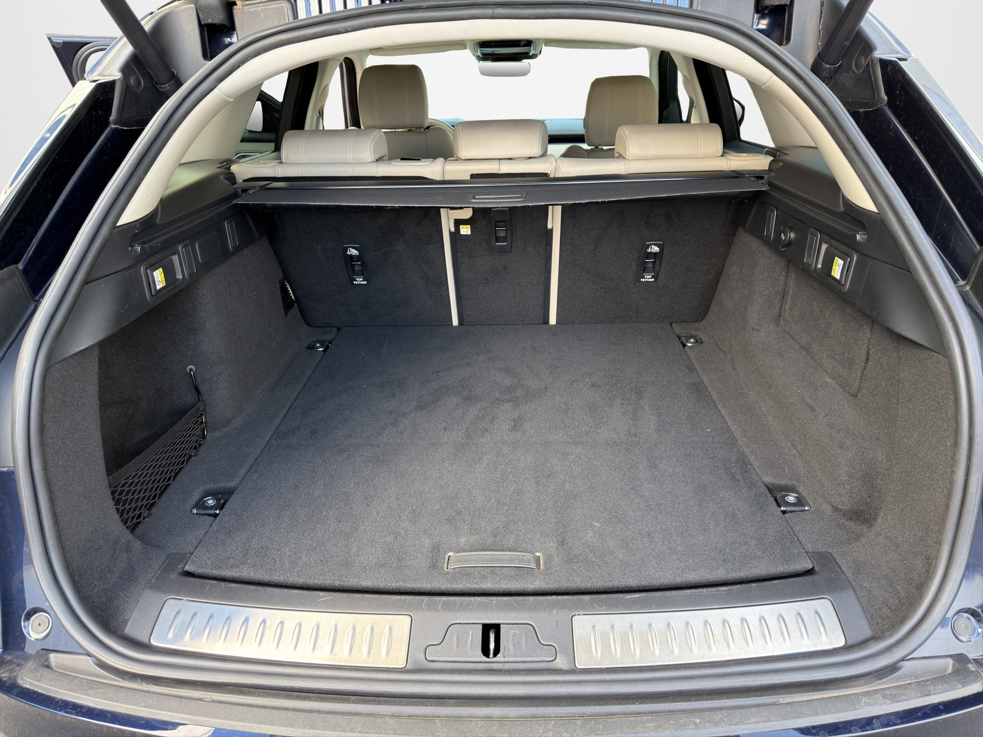 LAND ROVER Range Rover Velar 3.0 D I6 300 S-image-30
