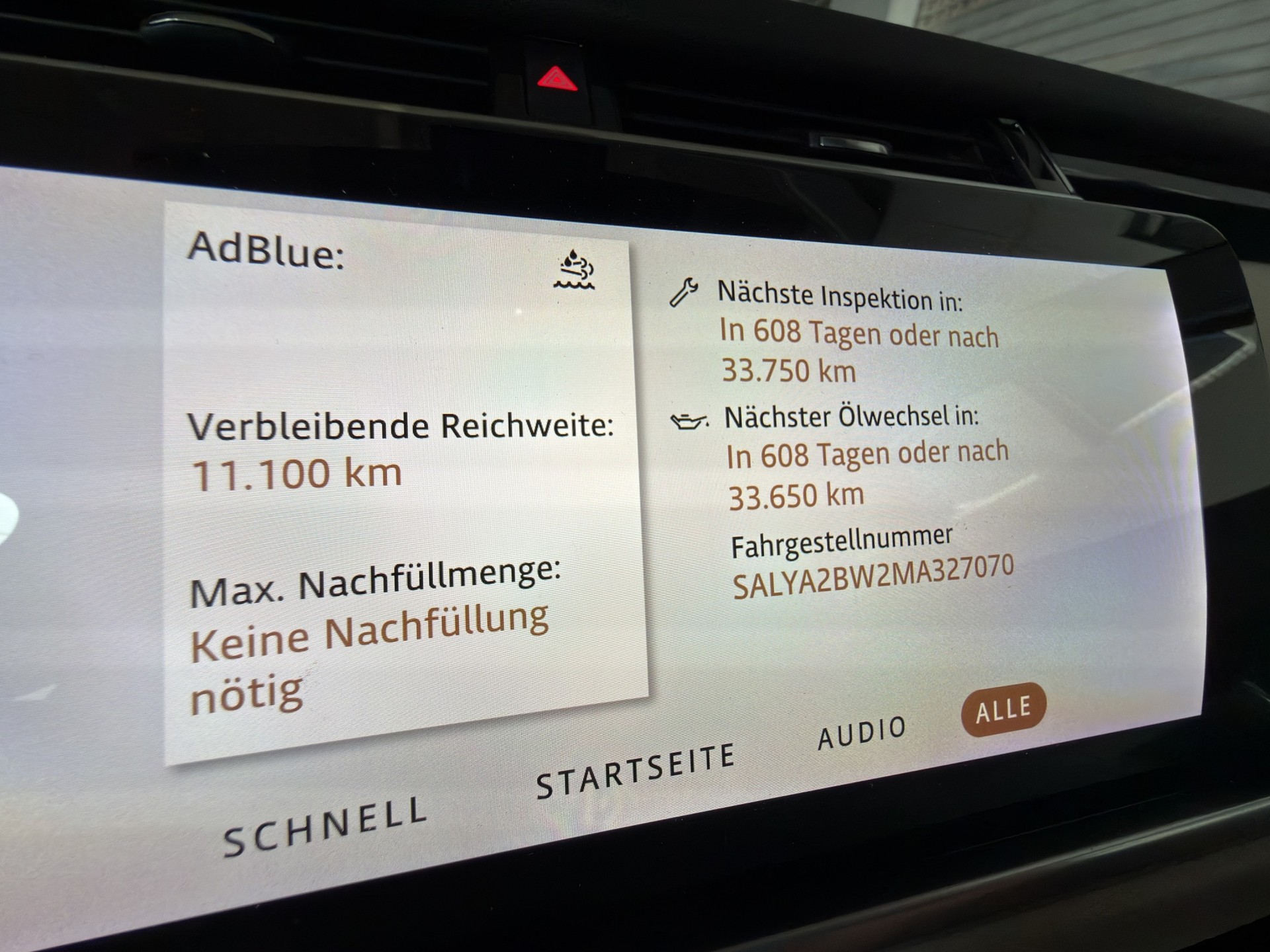 LAND ROVER Range Rover Velar 3.0 D I6 300 S-image-28