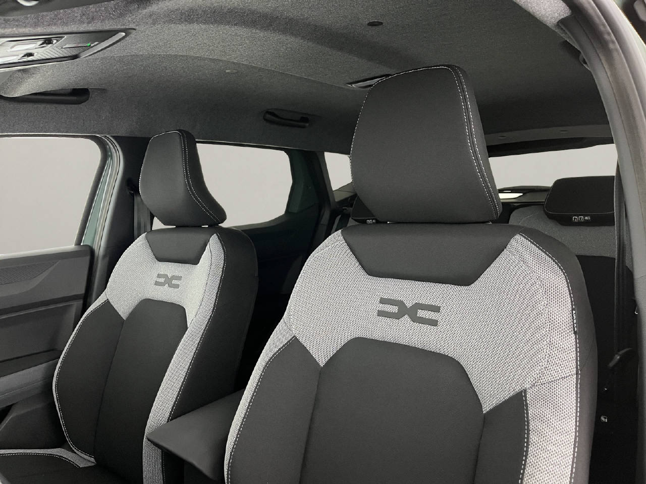 DACIA Duster 1.2 Hybrid Journey 4WD-image-14