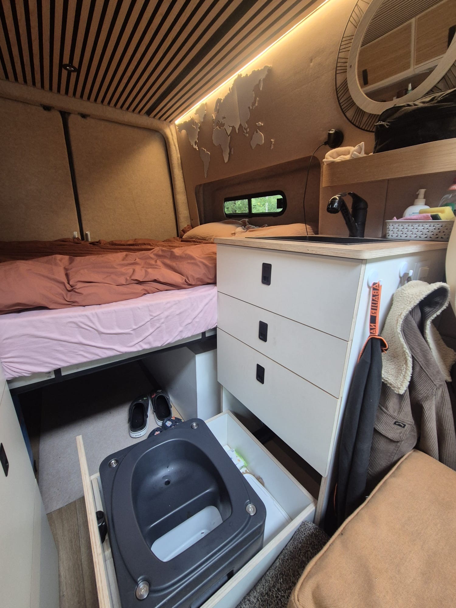 MERCEDES-BENZ Sprinter 319 CDI 4x4-image-14