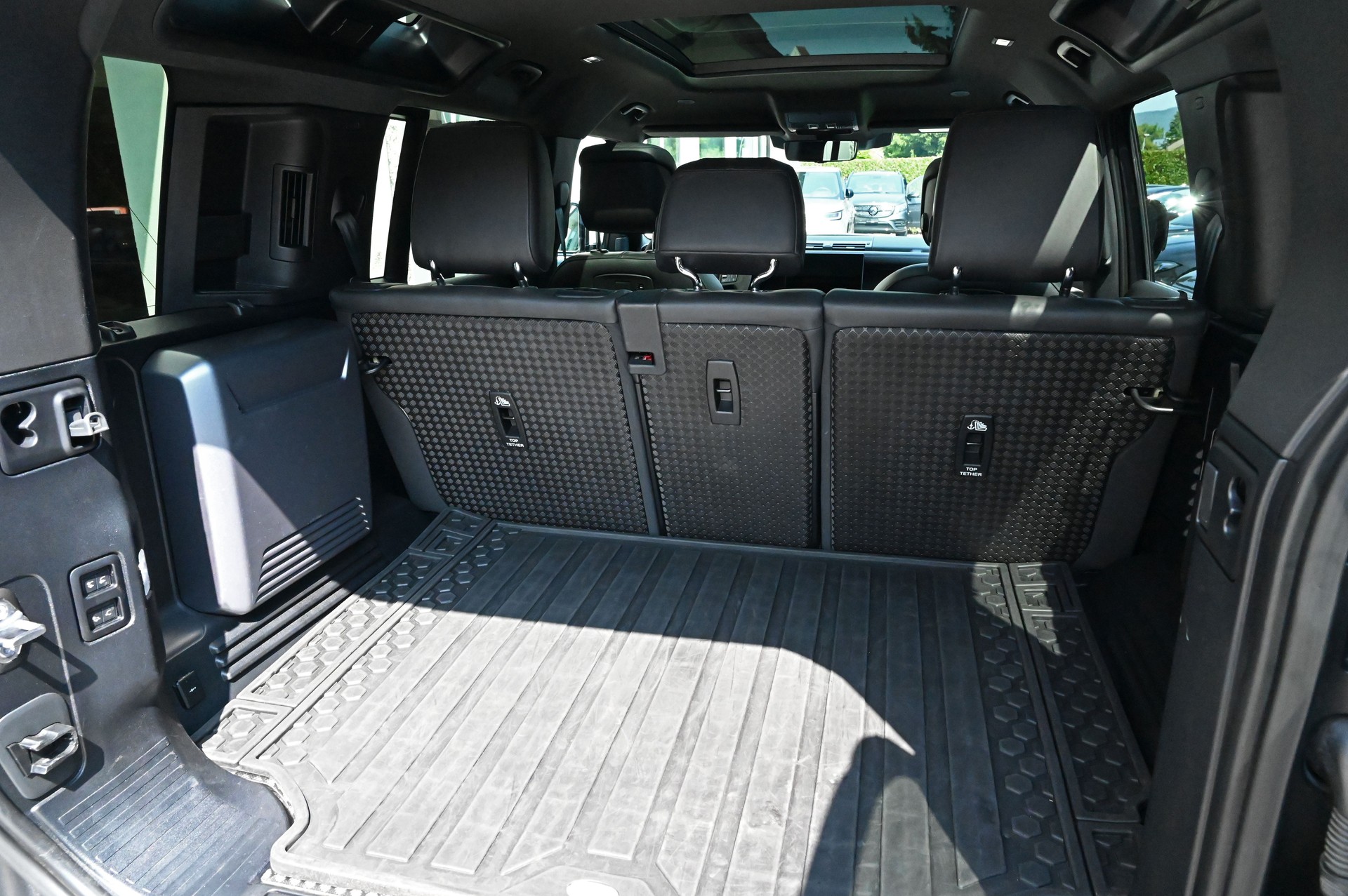LAND ROVER Defender 110 525 V8 5.0 Carpathian Edition AT8-image-29