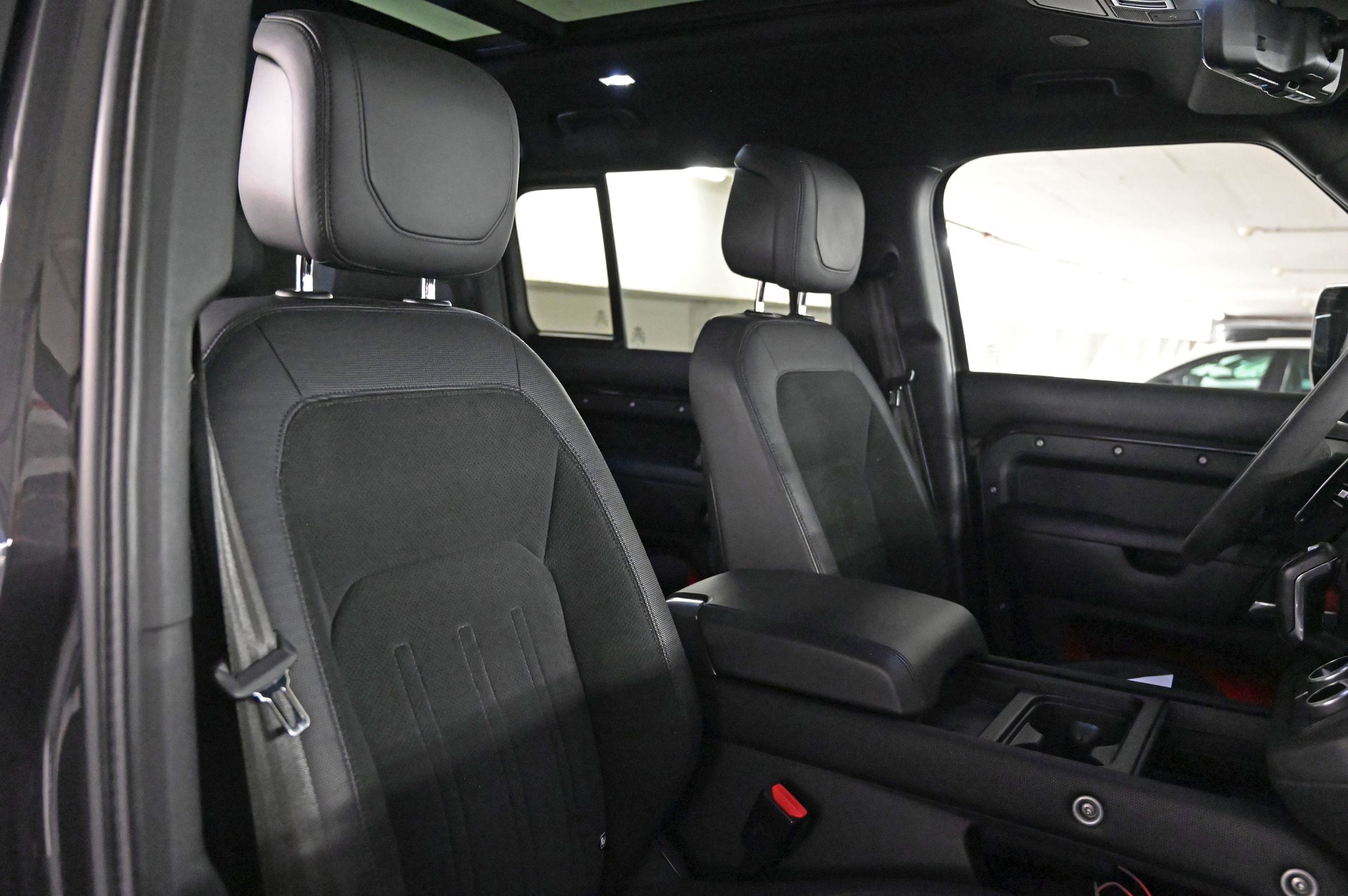 LAND ROVER Defender 110 525 V8 5.0 Carpathian Edition AT8-image-24