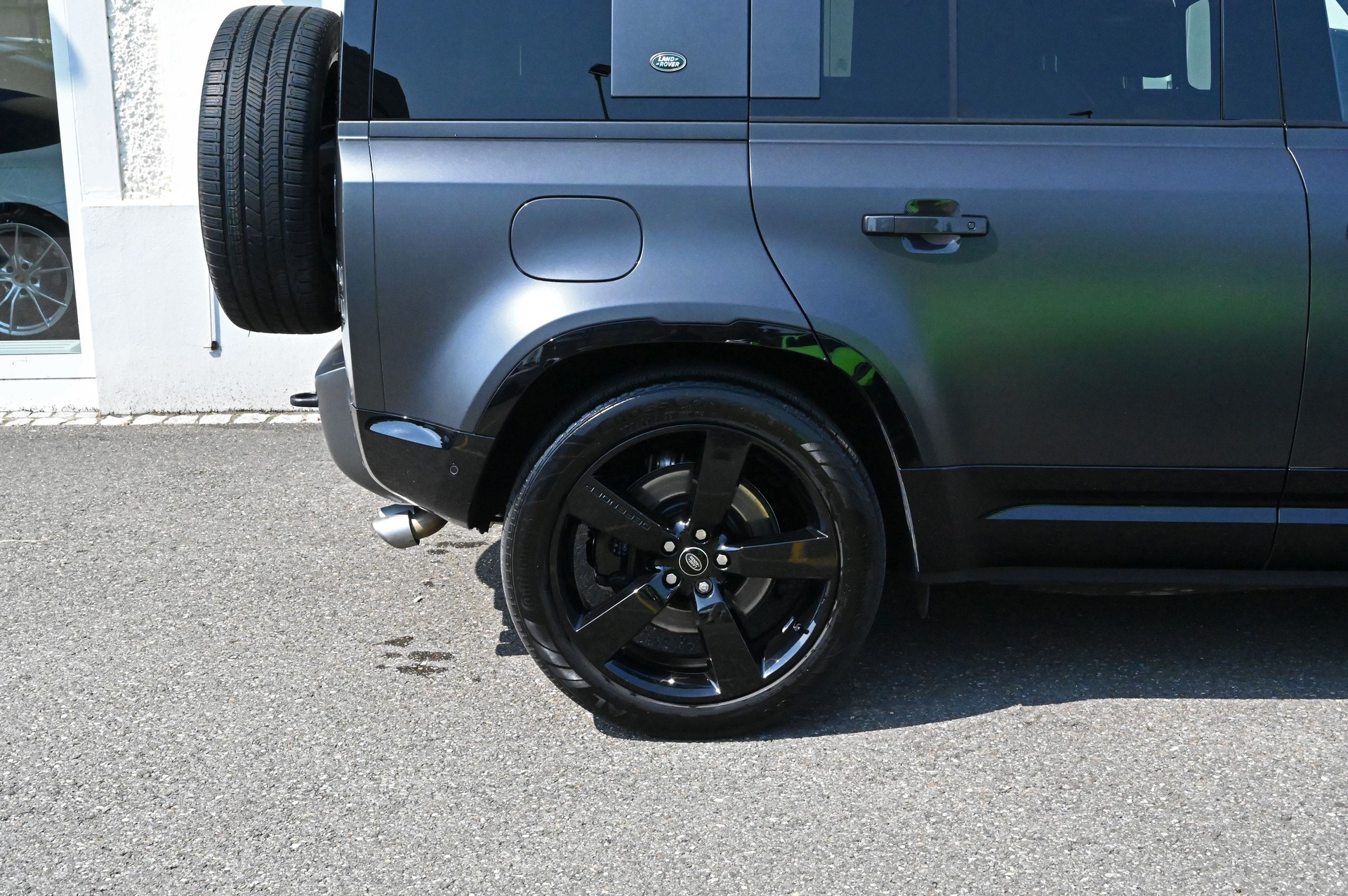 LAND ROVER Defender 110 525 V8 5.0 Carpathian Edition AT8-image-11