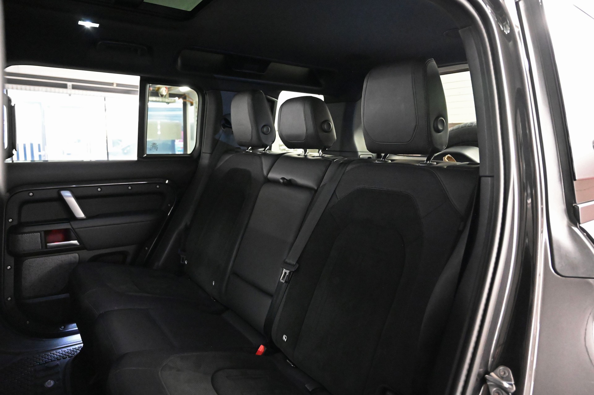 LAND ROVER Defender 110 525 V8 5.0 Carpathian Edition AT8-image-27