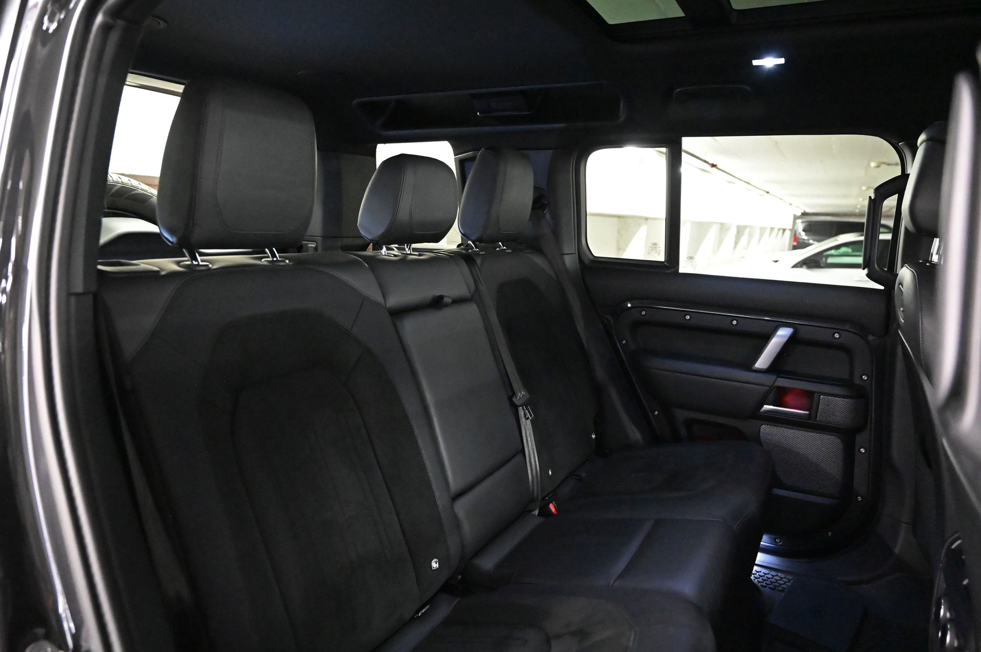 LAND ROVER Defender 110 525 V8 5.0 Carpathian Edition AT8-image-26