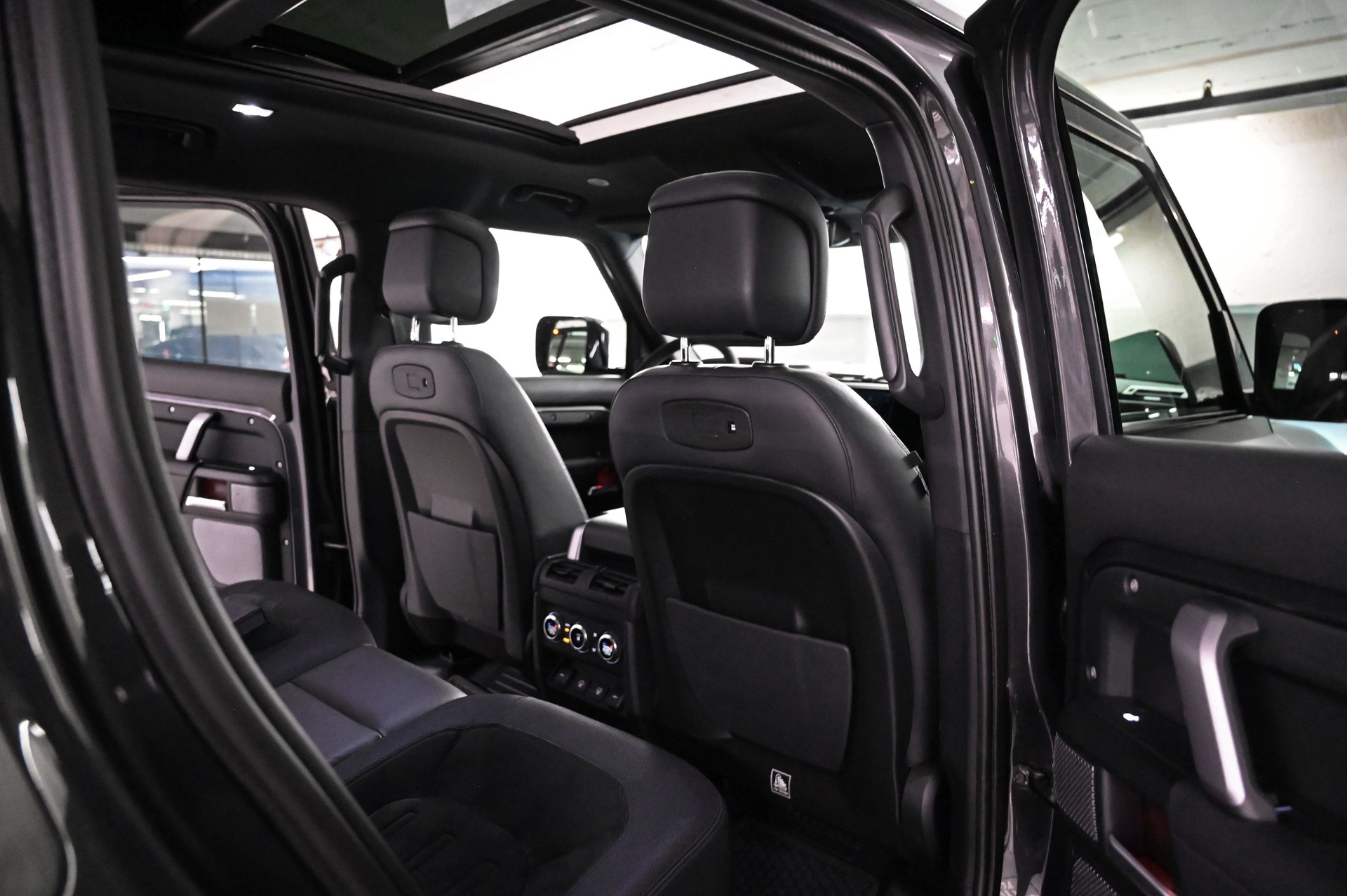 LAND ROVER Defender 110 525 V8 5.0 Carpathian Edition AT8-image-25