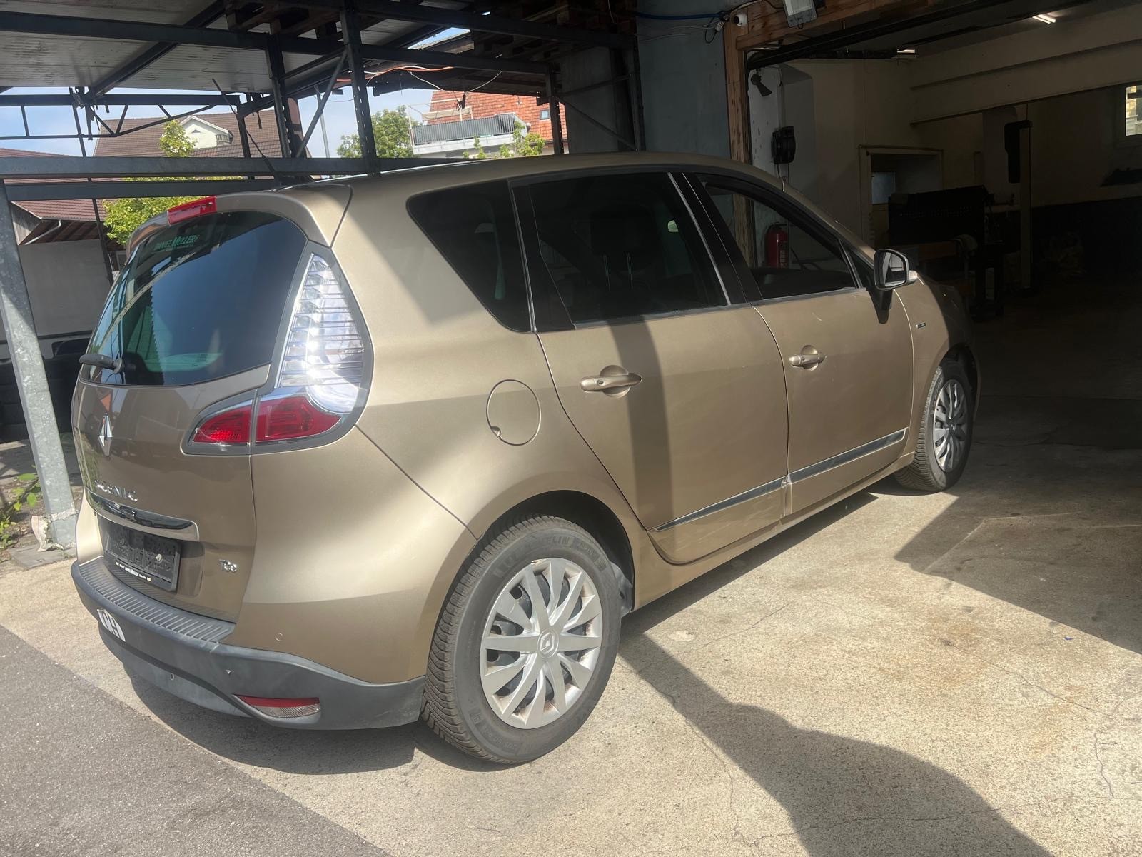 RENAULT Scénic 1.2 16V Turbo Swiss Edition-image-3