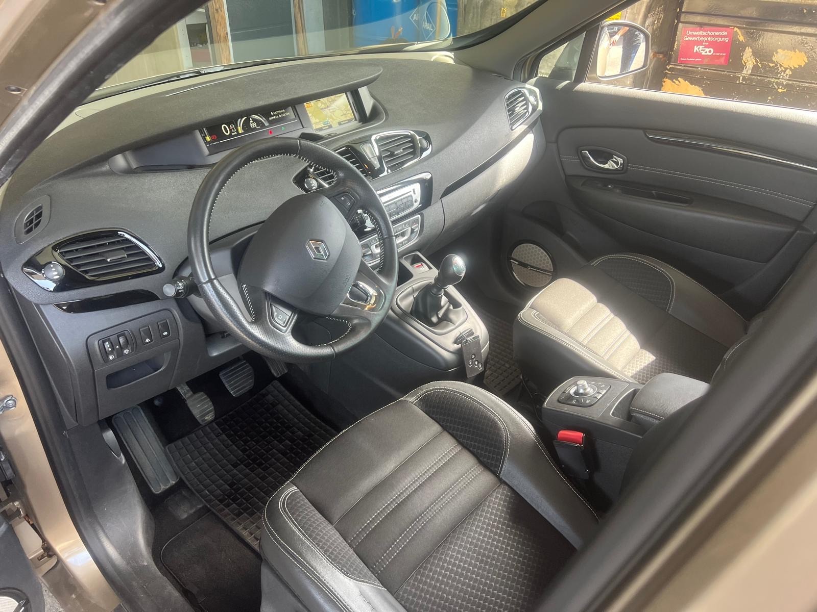 RENAULT Scénic 1.2 16V Turbo Swiss Edition-image-9