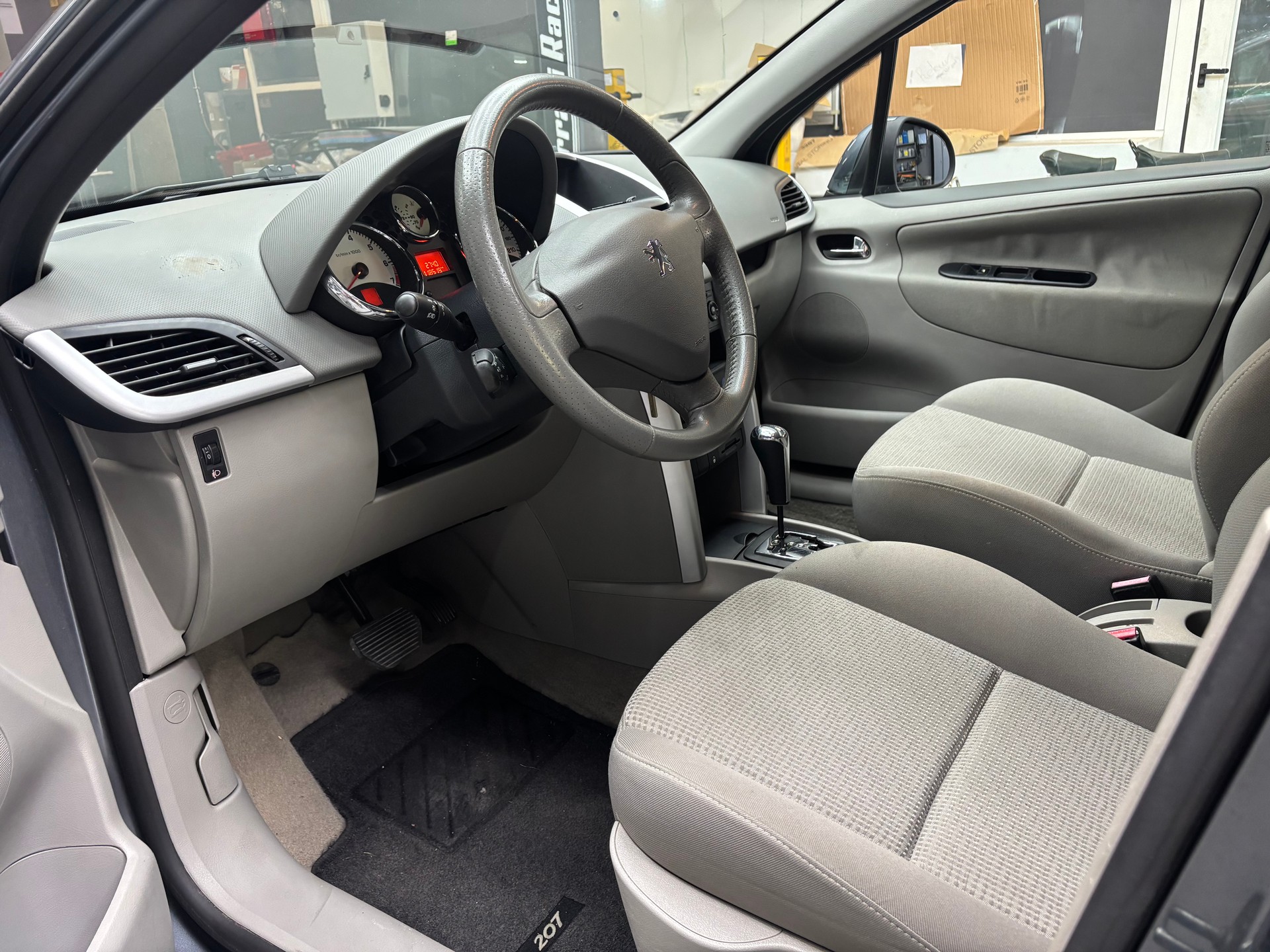 PEUGEOT 207 1.6 16V Sport Automatic-image-9
