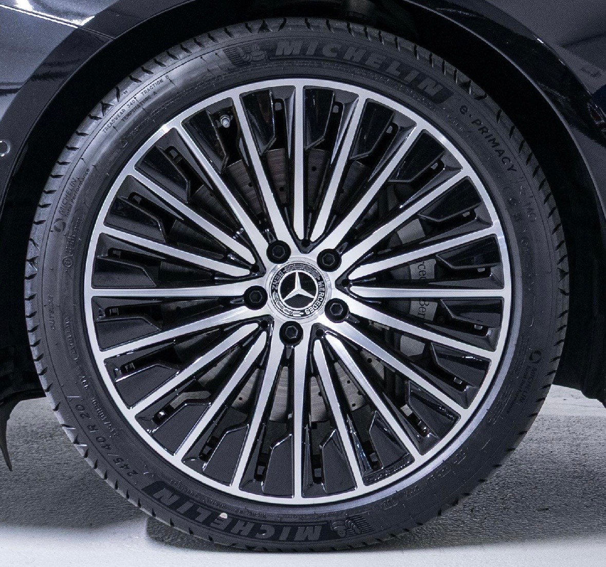 MERCEDES-BENZ E 220 d AMG Line 4matic-image-3