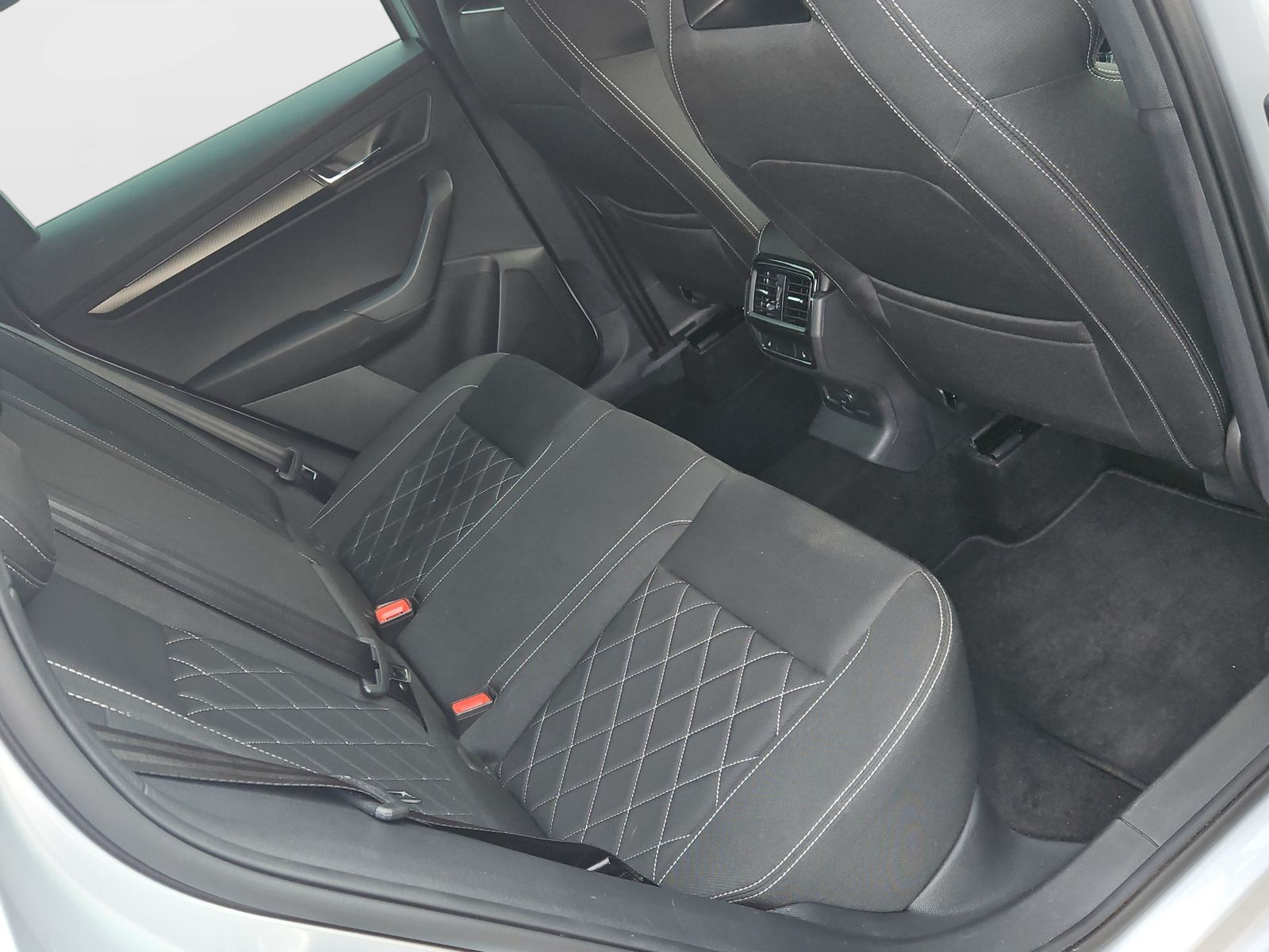 SKODA Karoq 2.0 TDI SportLine 4x4 DSG-image-12