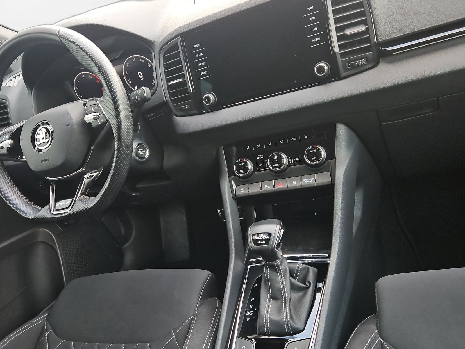 SKODA Karoq 2.0 TDI SportLine 4x4 DSG-image-9