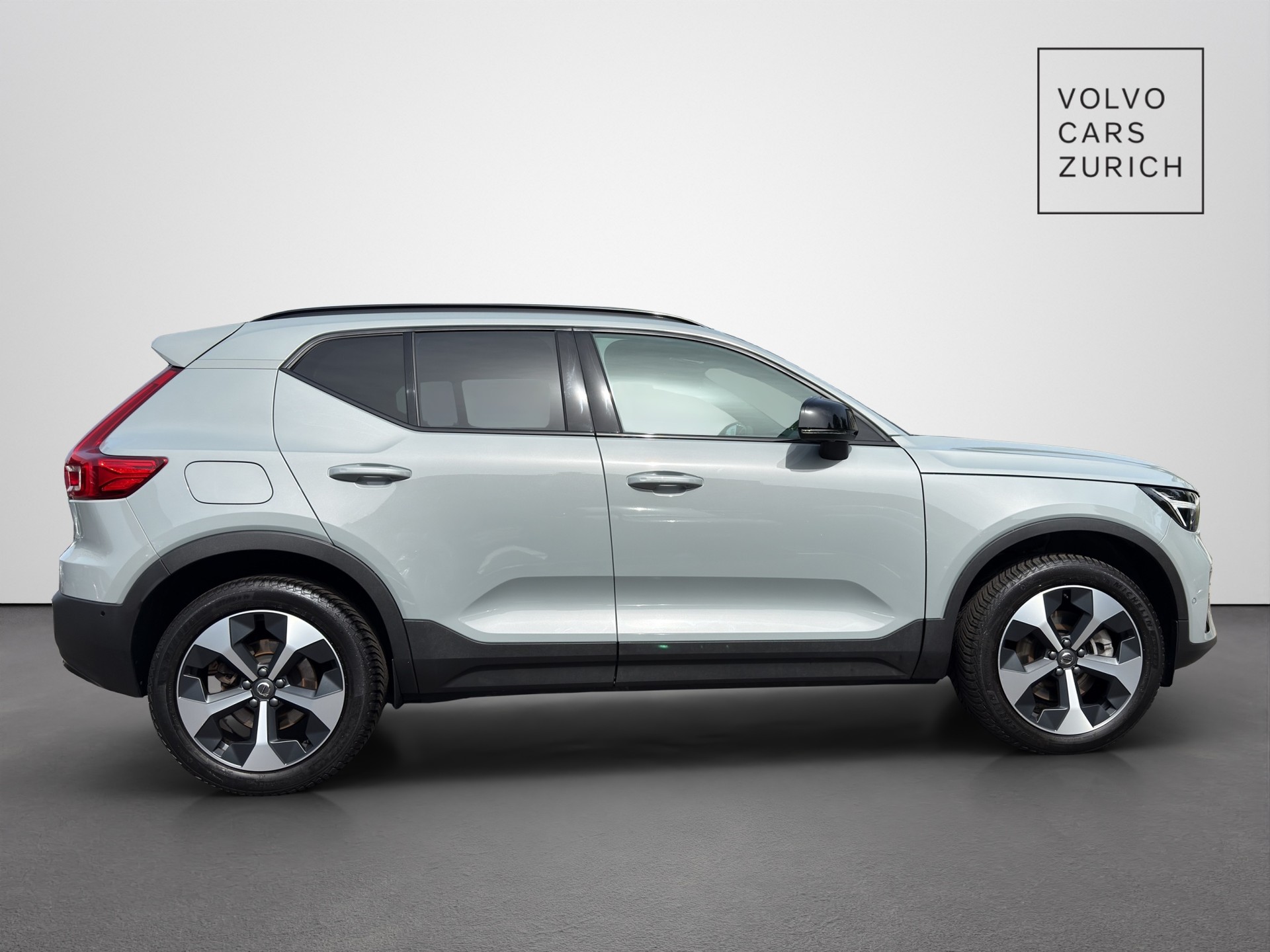 VOLVO XC40 2.0 B3 MH Plus Dark-showroom-element-3
