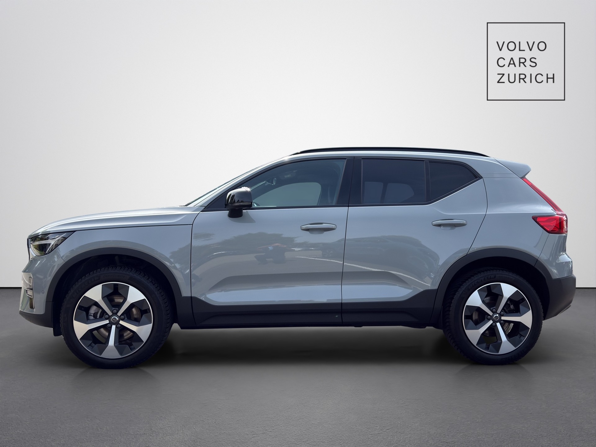 VOLVO XC40 2.0 B3 MH Plus Dark-showroom-element-2