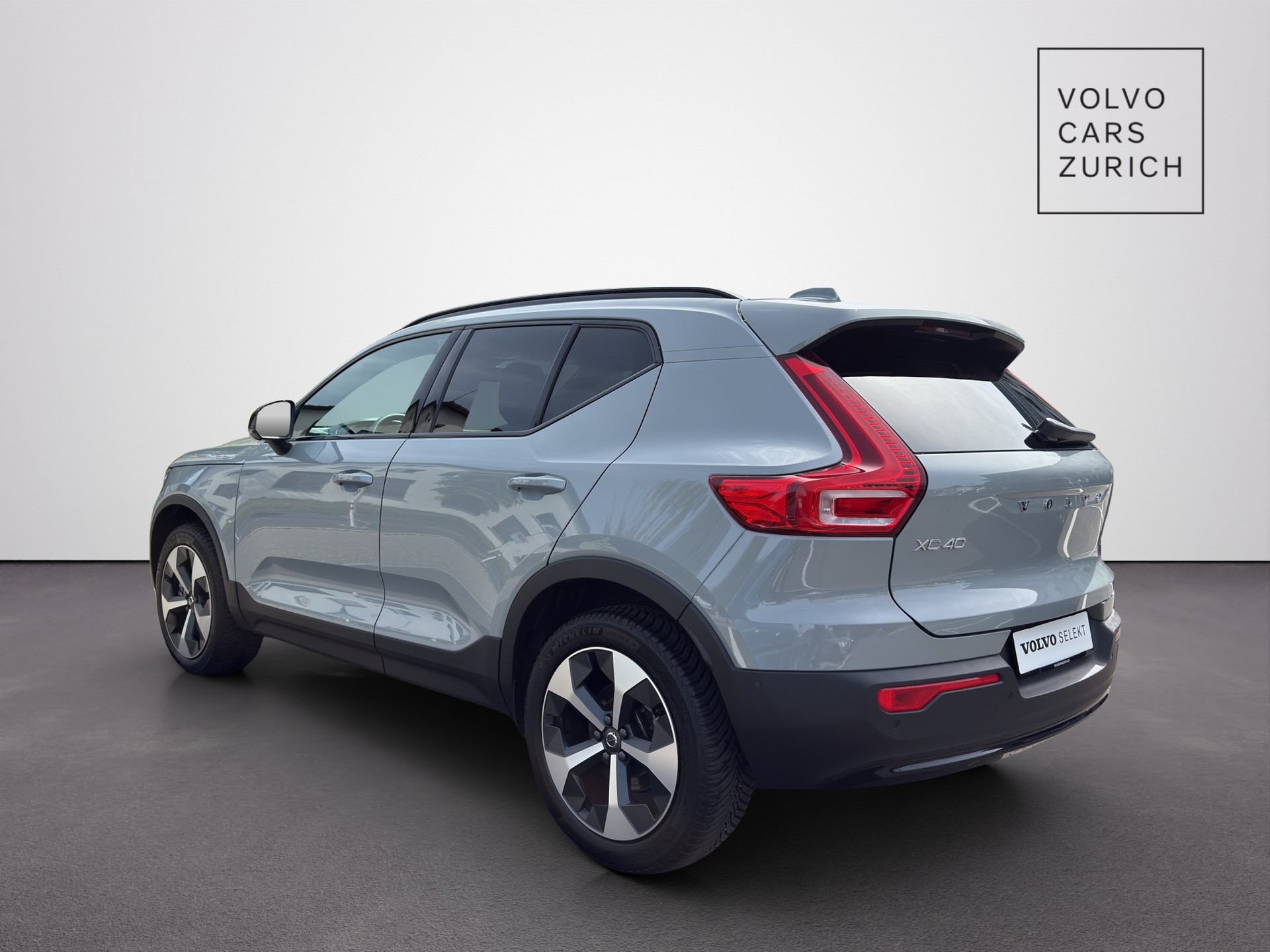 VOLVO XC40 2.0 B3 MH Plus Dark-showroom-element-1
