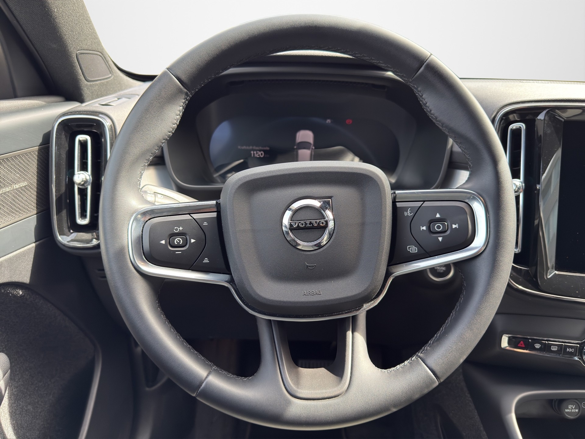 VOLVO XC40 2.0 B3 MH Plus Dark-image-11