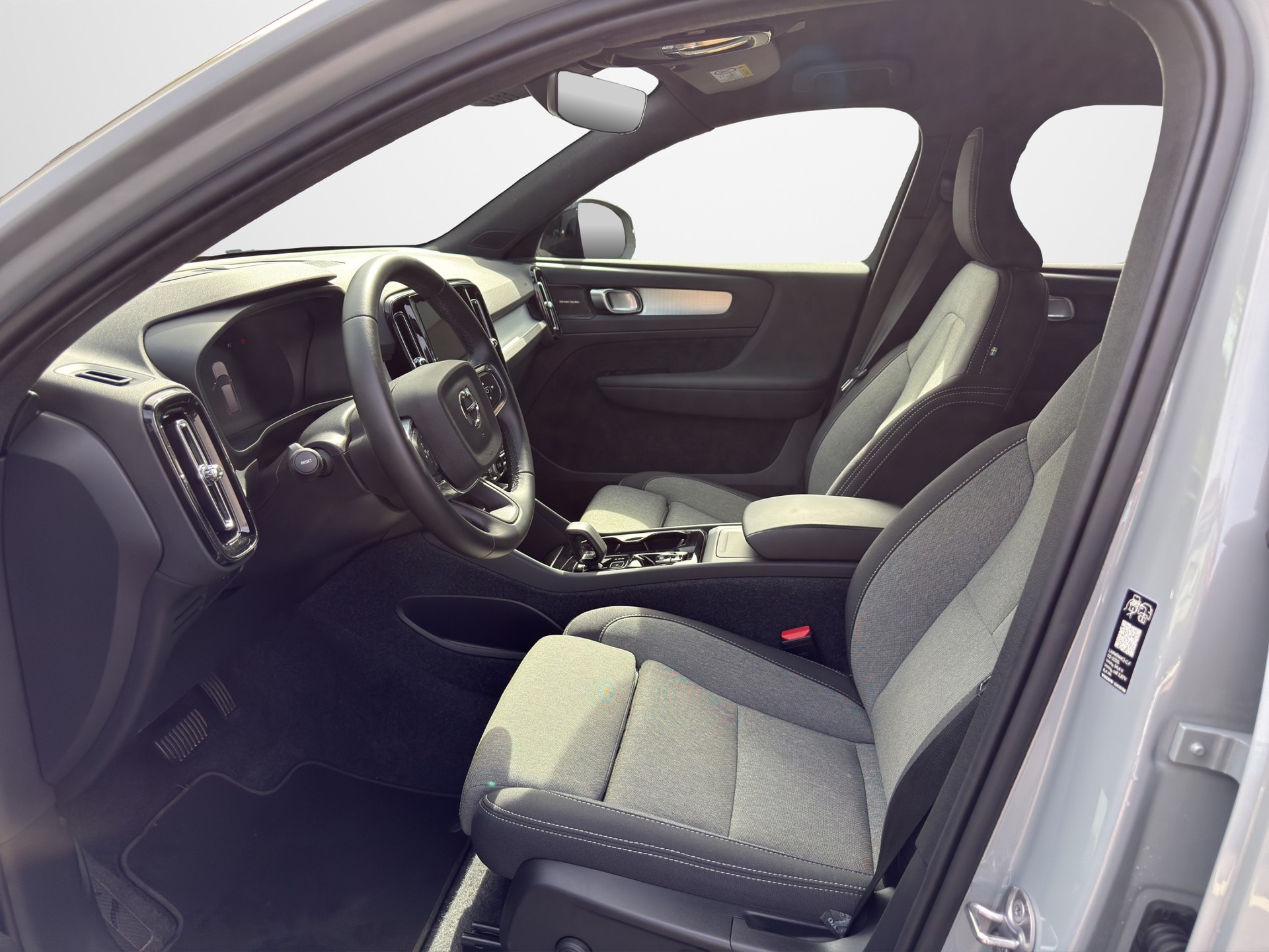 VOLVO XC40 2.0 B3 MH Plus Dark-image-7