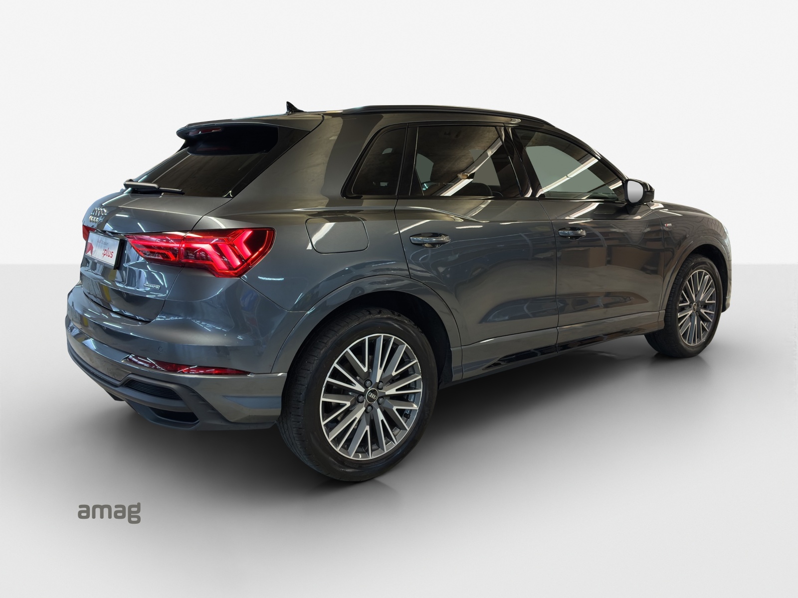 AUDI Q3 40 TFSI S line quattro S-tronic-image-4