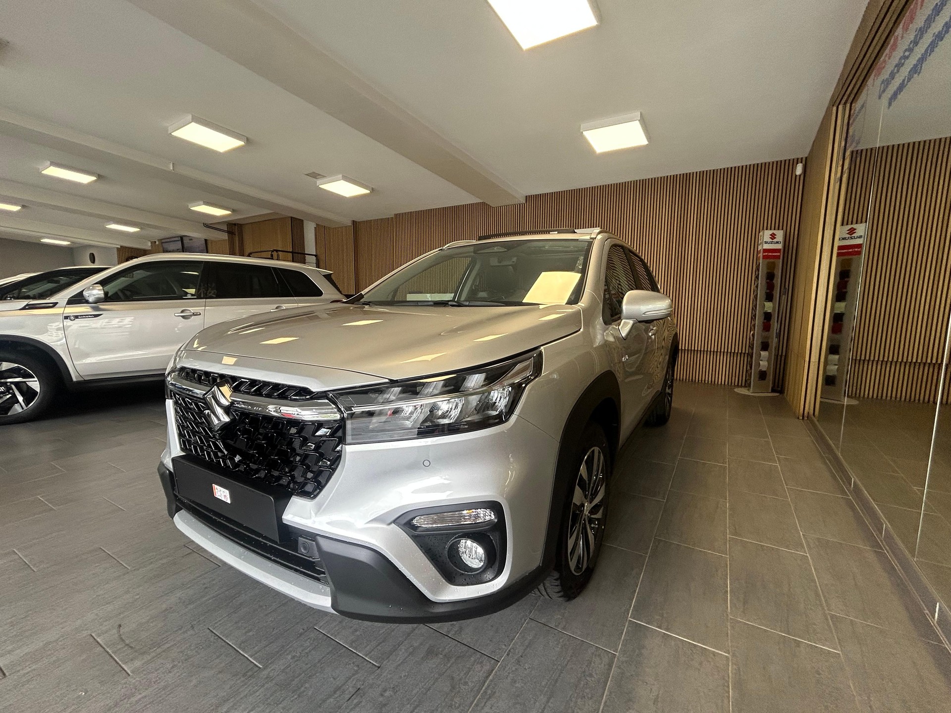 SUZUKI S-Cross 1.4 T Piz Sulai Top Hybrid 4x4 4 ROUES HIVER OFFERT-image-4
