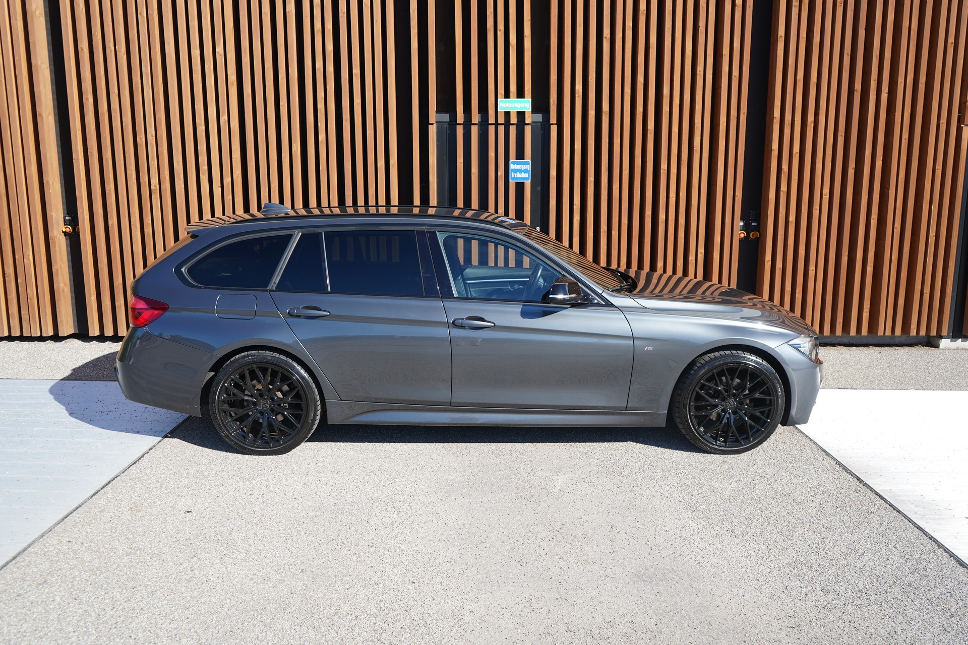 BMW 320i xDRIVE TOURING EDITION M SPORT STEPTRONIC l 184 PS-image-4
