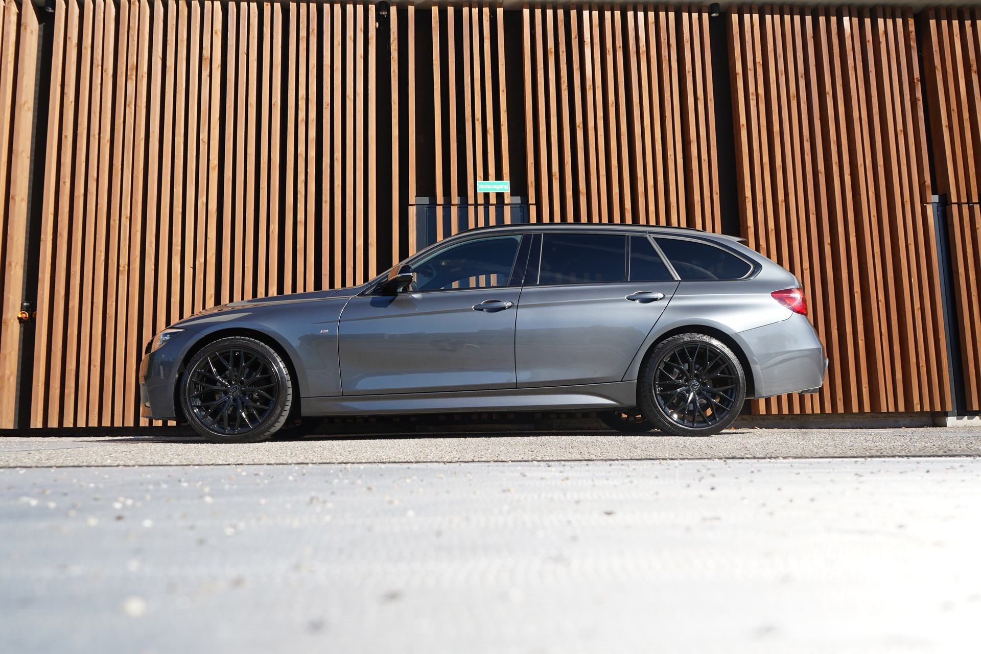 BMW 320i xDRIVE TOURING EDITION M SPORT STEPTRONIC l 184 PS-image-3