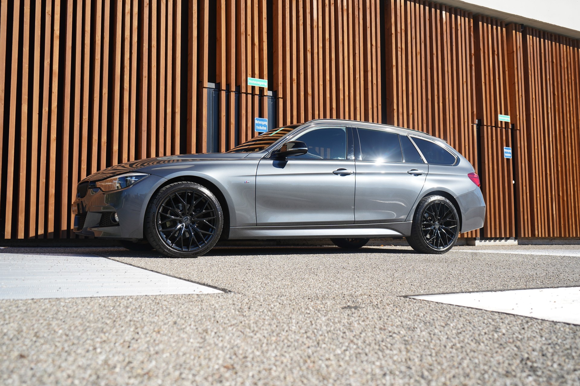 BMW 320i xDRIVE TOURING EDITION M SPORT STEPTRONIC l 184 PS-image-6