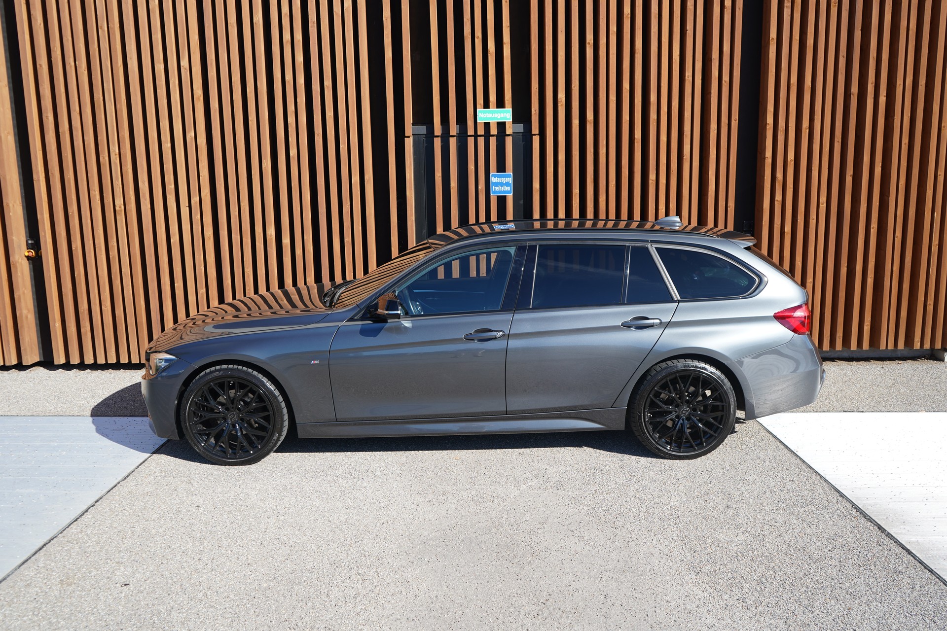 BMW 320i xDRIVE TOURING EDITION M SPORT STEPTRONIC l 184 PS-image-5
