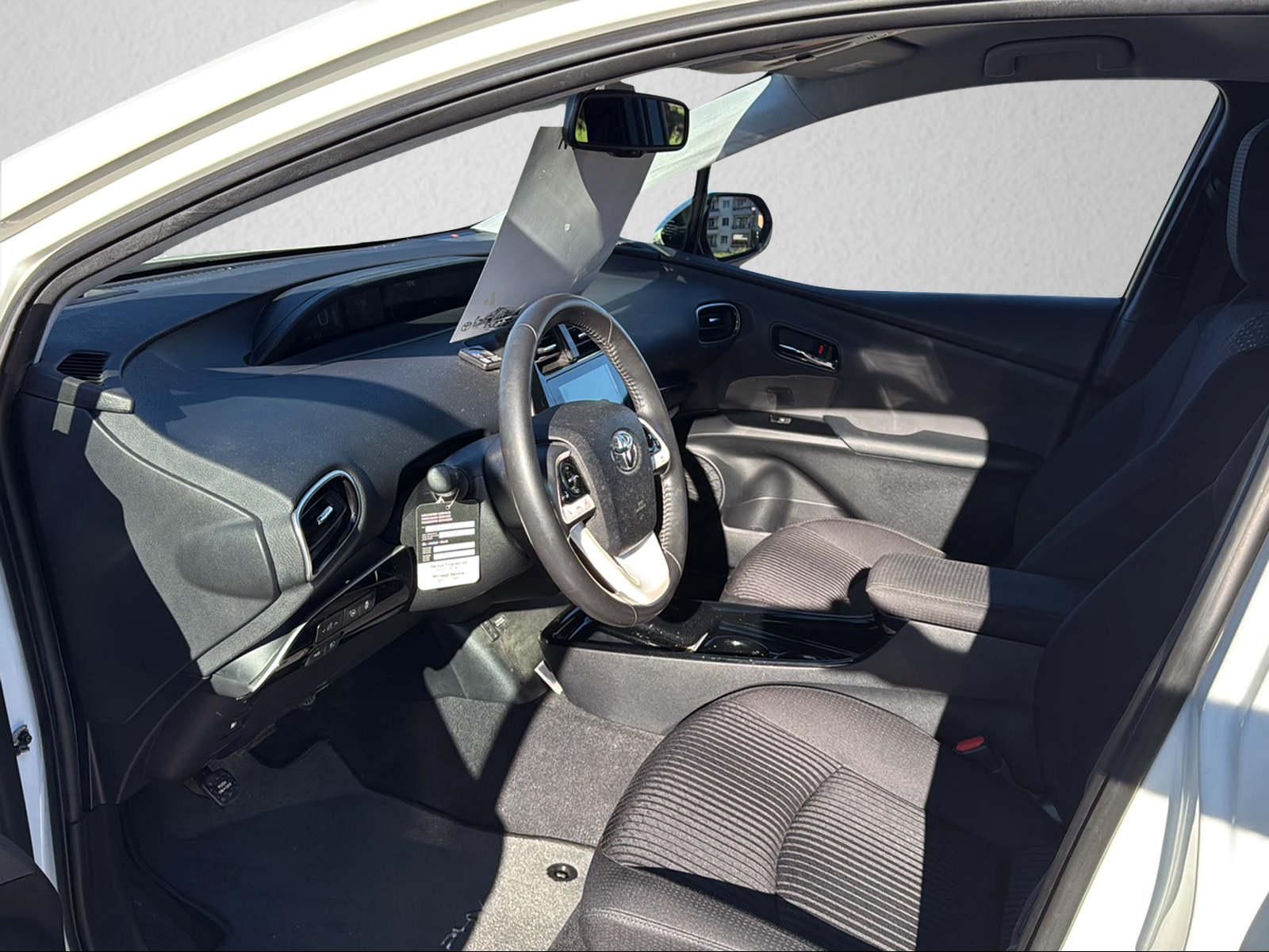 TOYOTA Prius 1.8 VVTi HSD Plug-In Solar-image-2