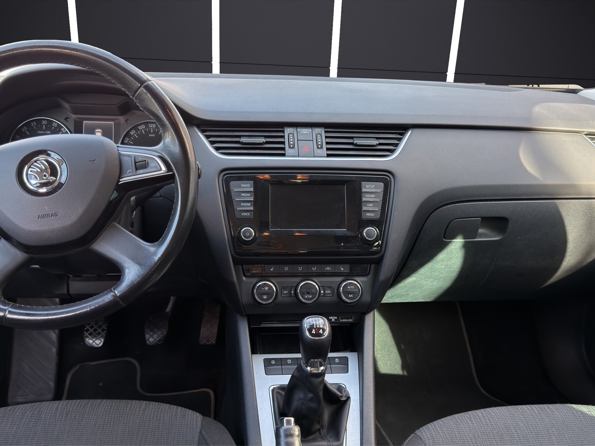 SKODA Octavia Combi 1.6 TDI Ambition 4x4-image-9