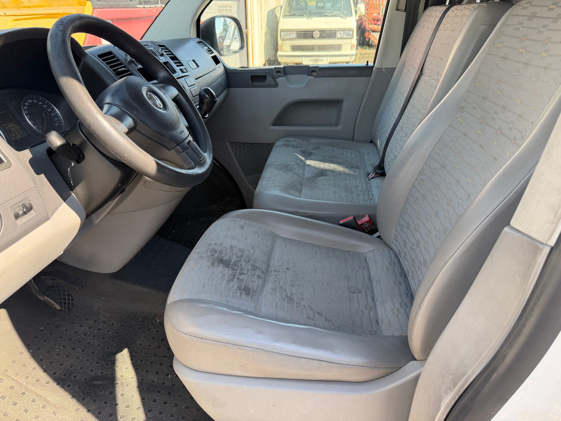 VW T5 2.0 TDI-image-9