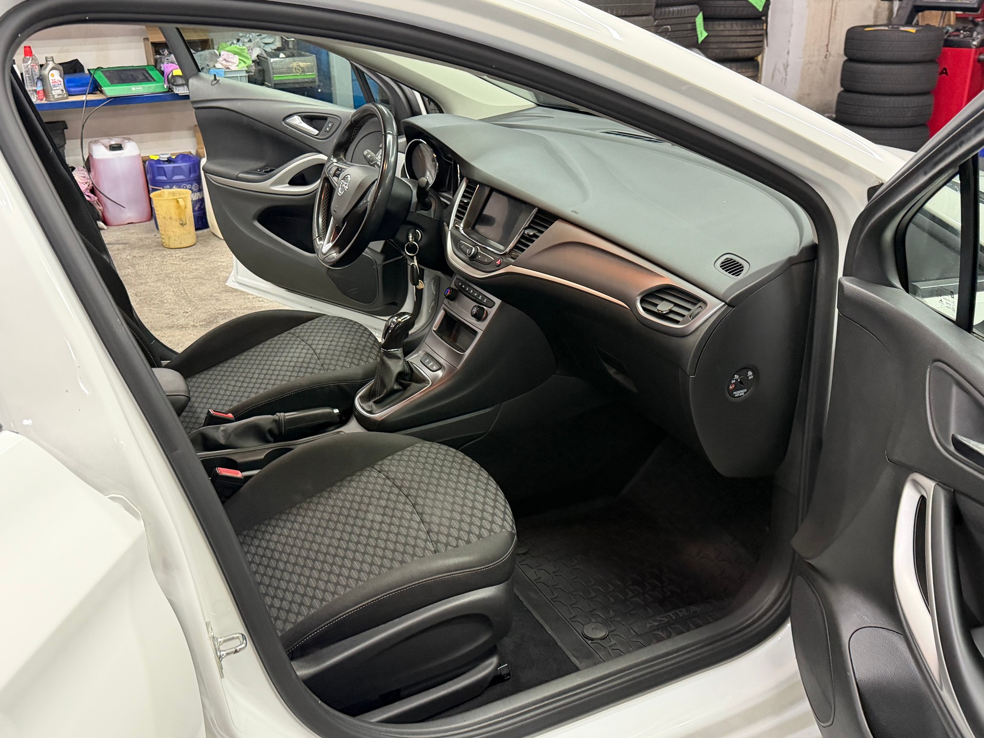 OPEL Astra Sports Tourer 1.2i Turbo Edition-image-6