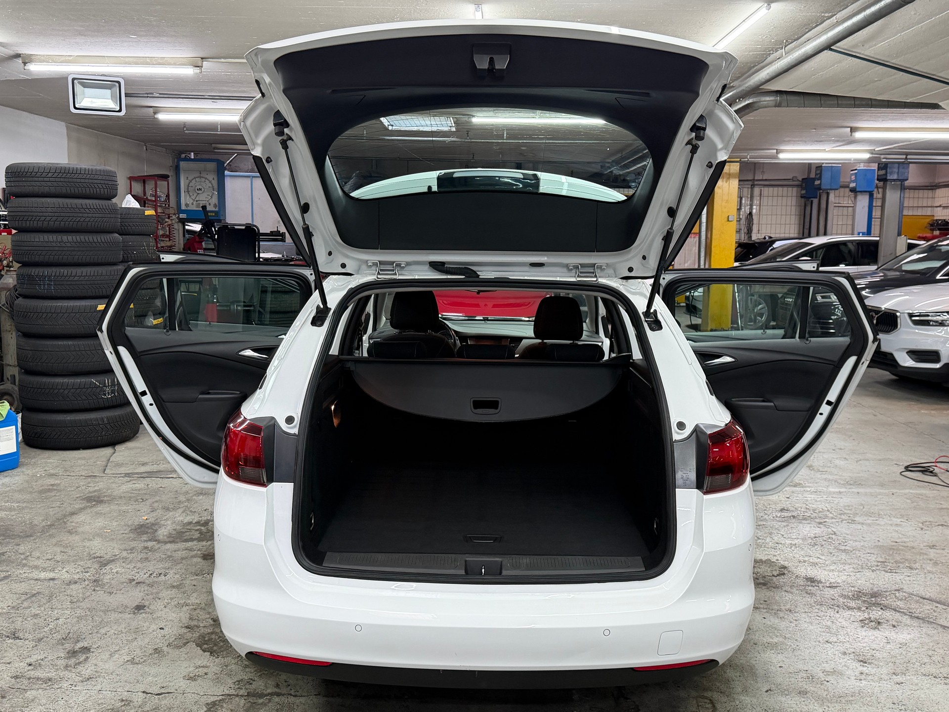 OPEL Astra Sports Tourer 1.2i Turbo Edition-image-9