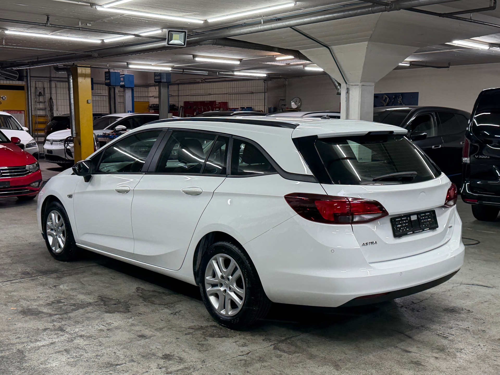 OPEL Astra Sports Tourer 1.2i Turbo Edition-image-5