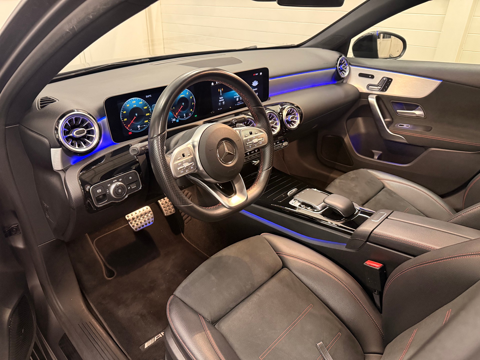 MERCEDES-BENZ A 250 AMG Line 7G-DCT-image-10