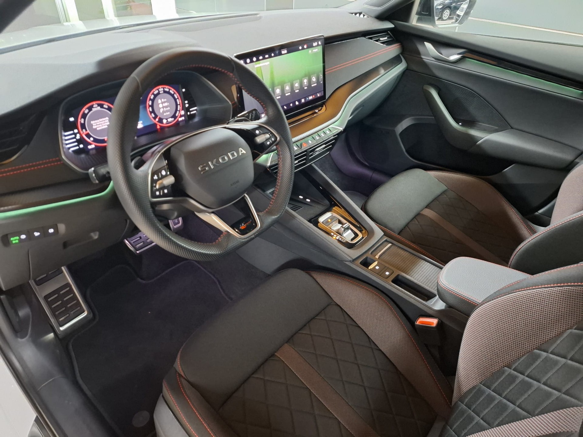 SKODA Octavia Combi 2.0 TSI DSG RS-image-8
