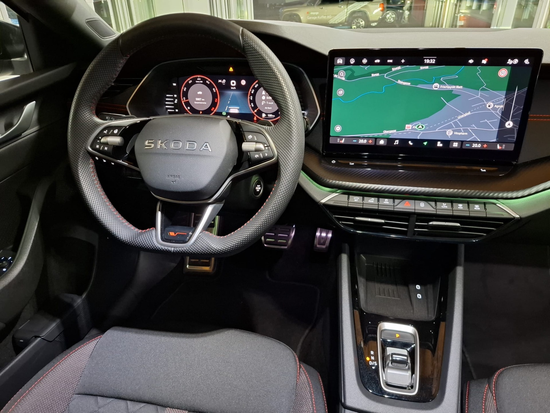 SKODA Octavia Combi 2.0 TSI DSG RS-image-9