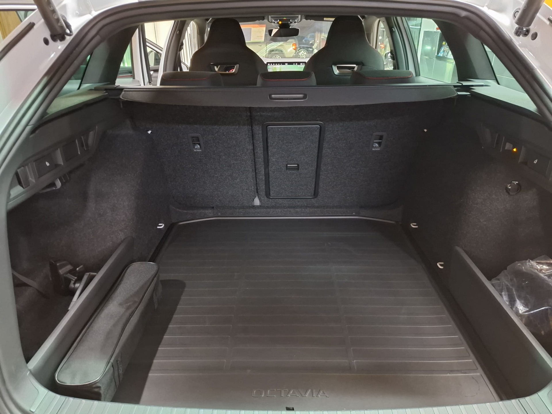 SKODA Octavia Combi 2.0 TSI DSG RS-image-13
