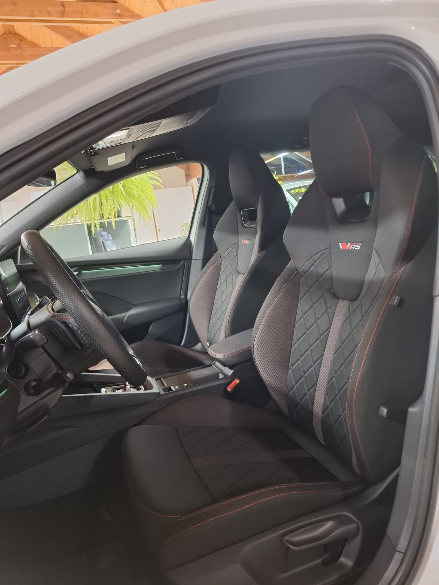 SKODA Octavia Combi 2.0 TSI DSG RS-image-11