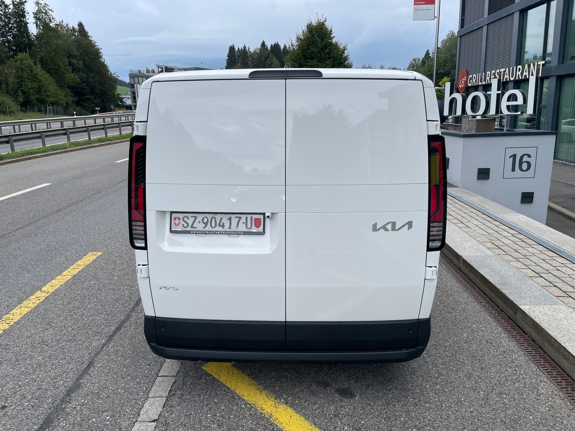 KIA PV5 Cargo 71.2 kWh Plus L2H1, 2-Schiebetüren und Wärmepumpe-image-5