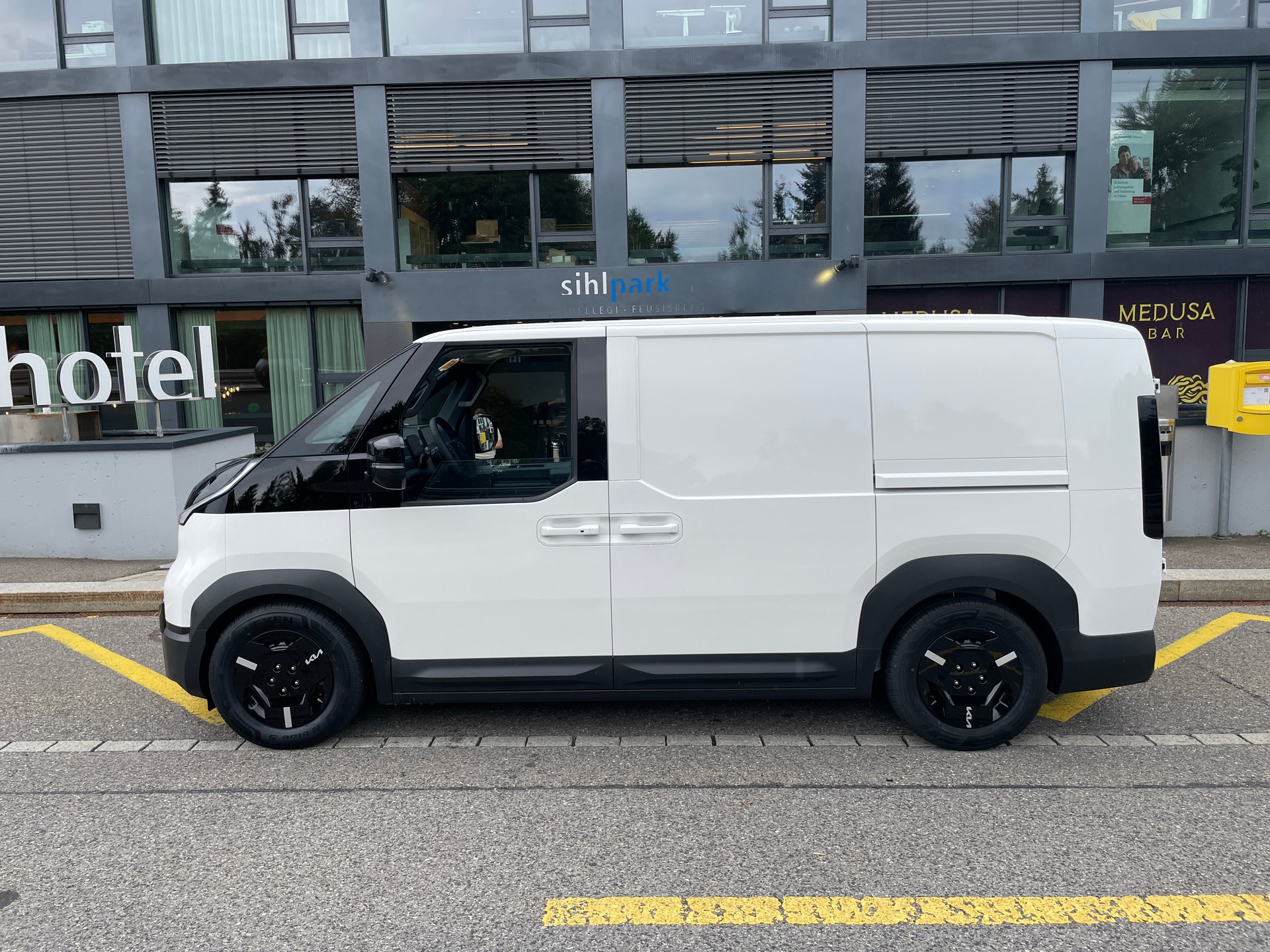 KIA PV5 Cargo 71.2 kWh Plus L2H1, 2-Schiebetüren und Wärmepumpe-image-8