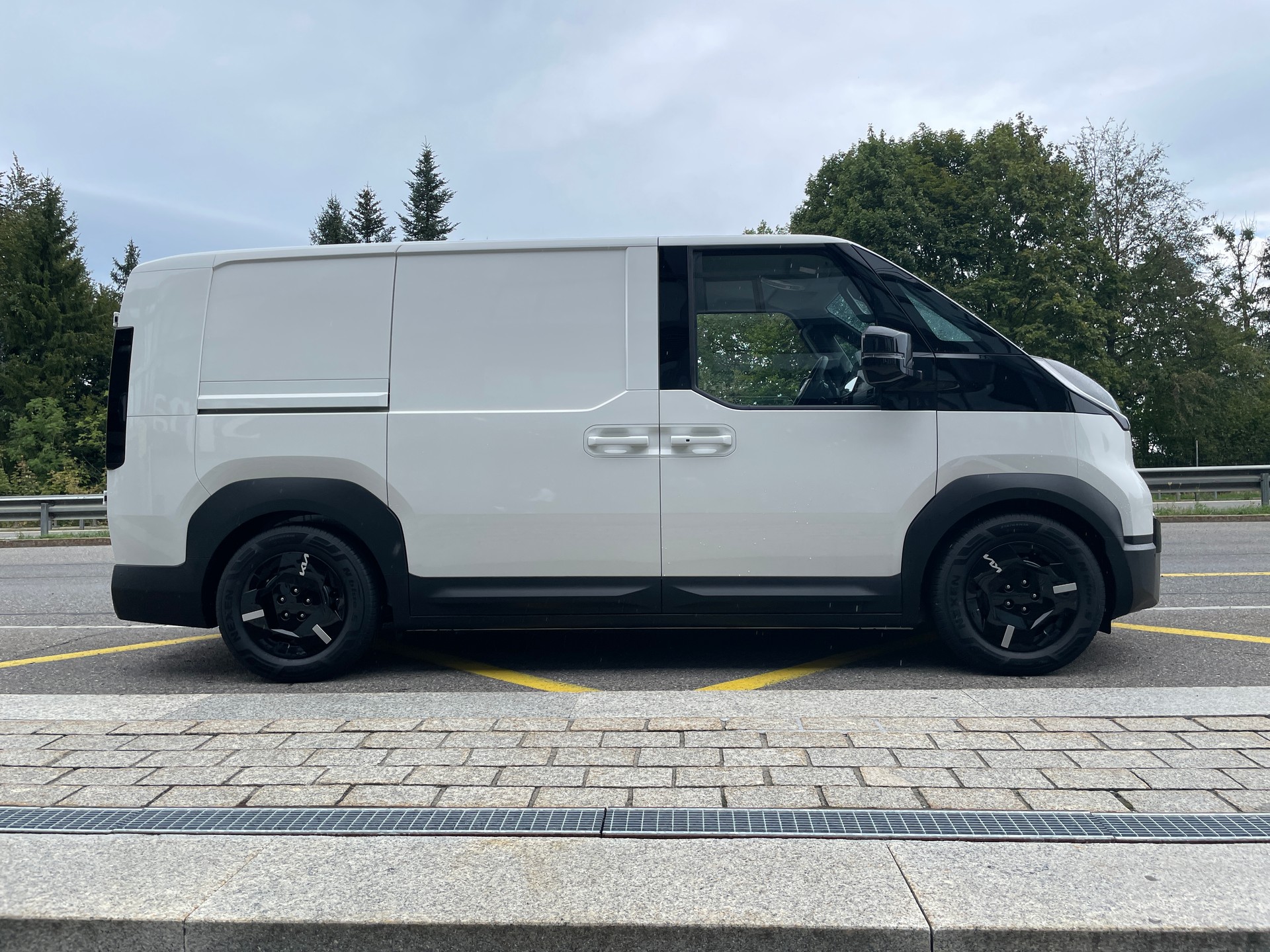 KIA PV5 Cargo 71.2 kWh Plus L2H1, 2-Schiebetüren und Wärmepumpe-image-3