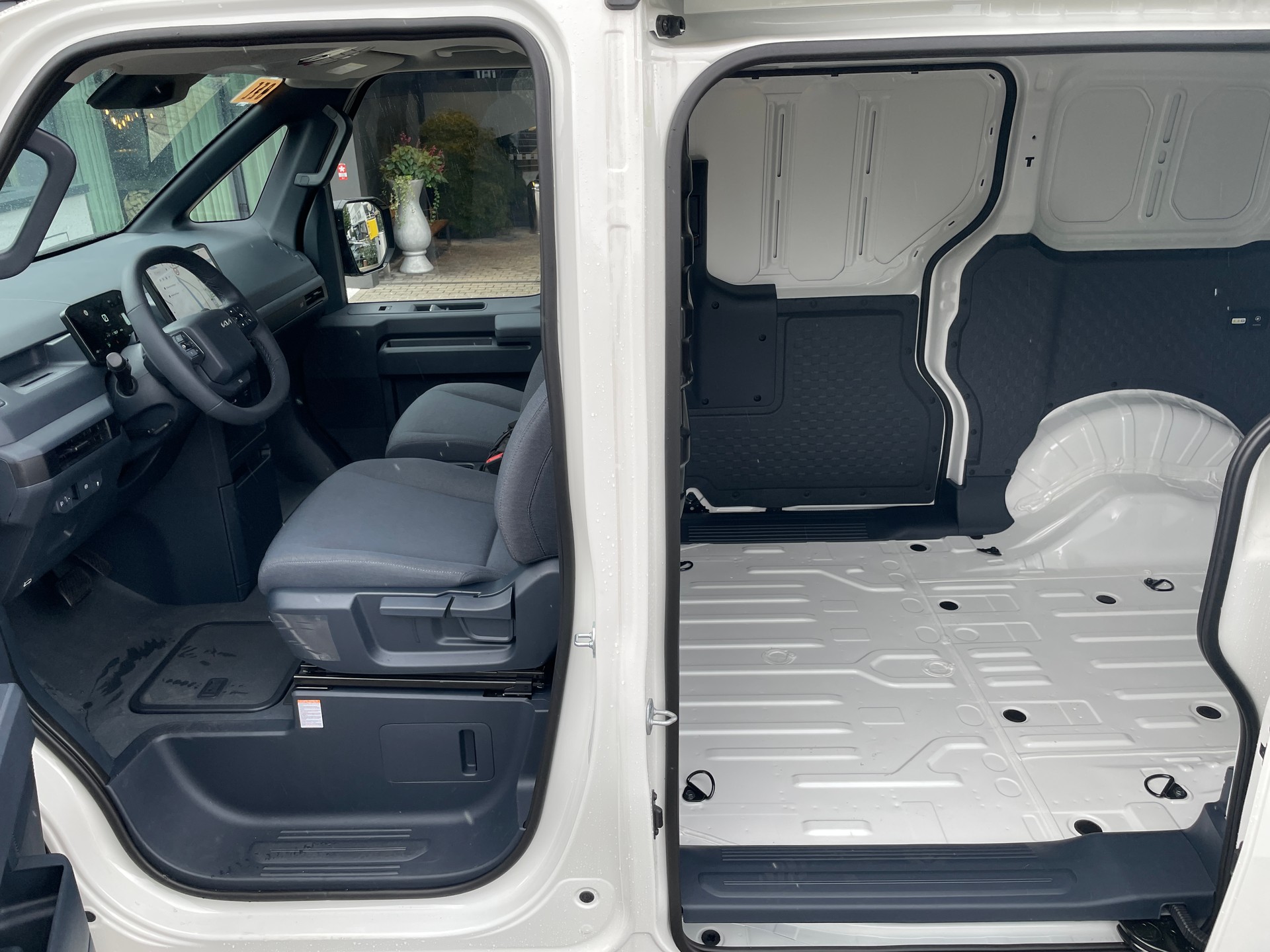 KIA PV5 Cargo 71.2 kWh Plus L2H1, 2-Schiebetüren und Wärmepumpe-image-9