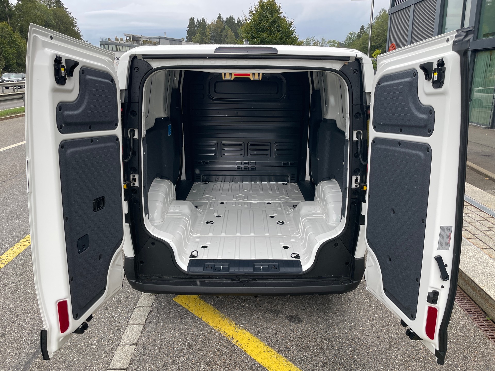 KIA PV5 Cargo 71.2 kWh Plus L2H1, 2-Schiebetüren und Wärmepumpe-image-6