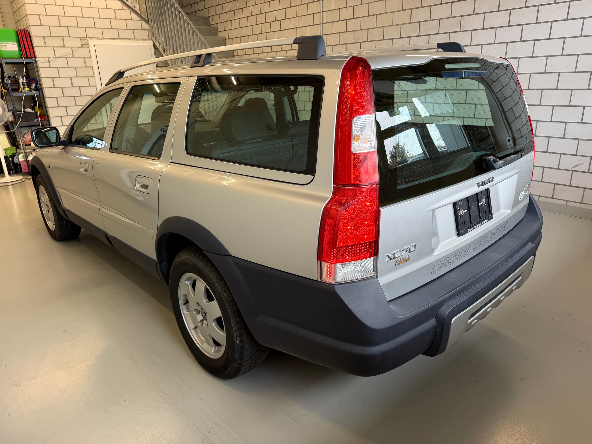 VOLVO XC70 2.5T AWD Momentum-image-4