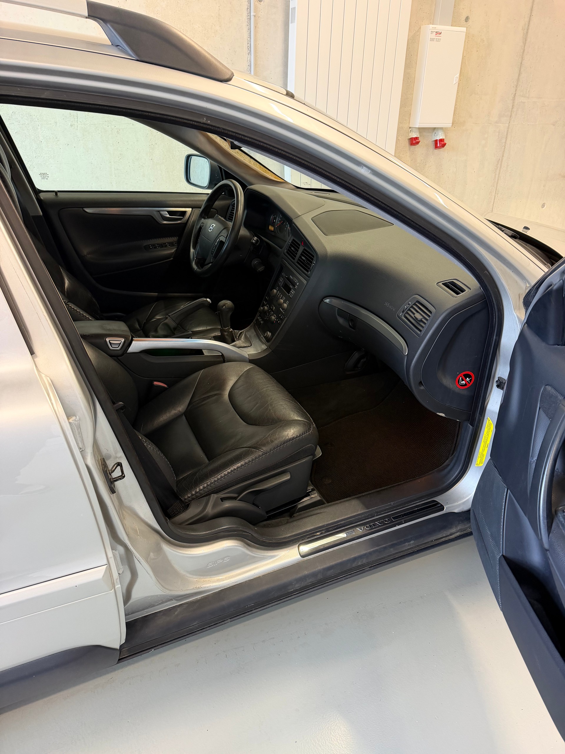 VOLVO XC70 2.5T AWD Momentum-image-9
