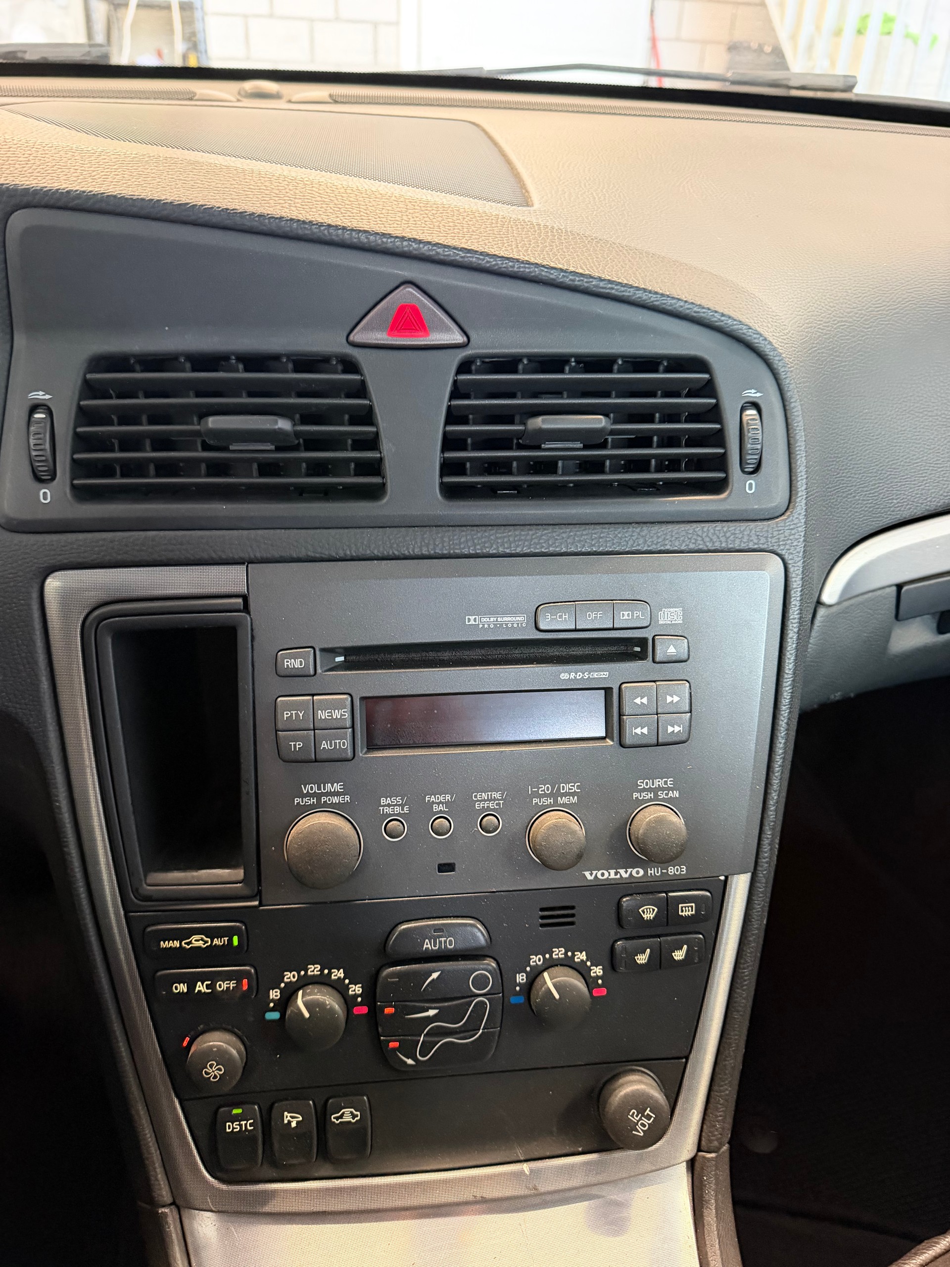 VOLVO XC70 2.5T AWD Momentum-image-11