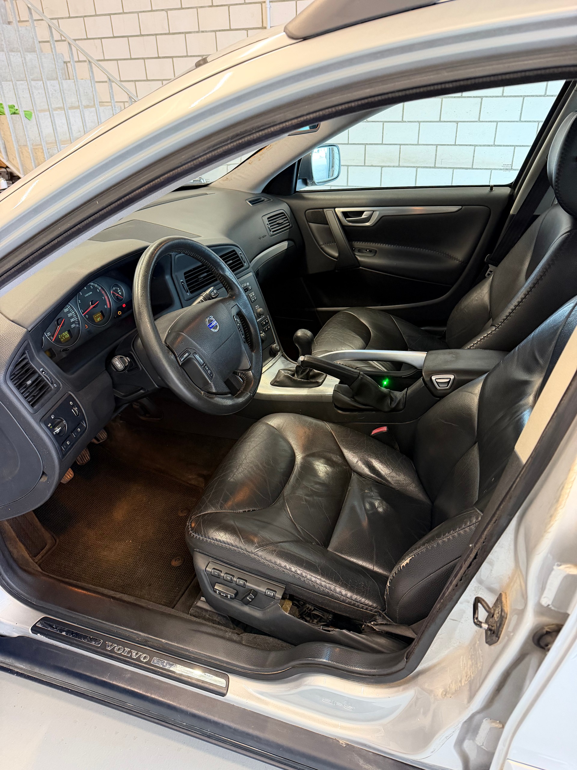 VOLVO XC70 2.5T AWD Momentum-image-10