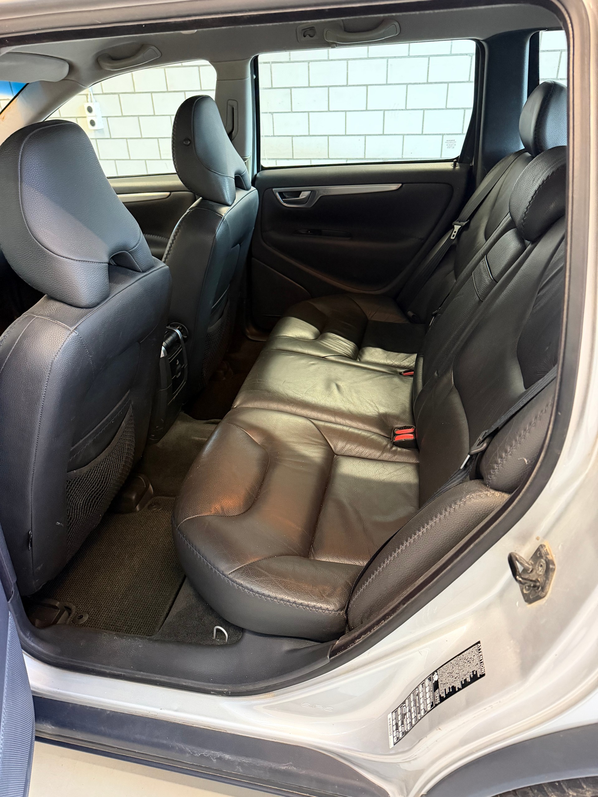 VOLVO XC70 2.5T AWD Momentum-image-6