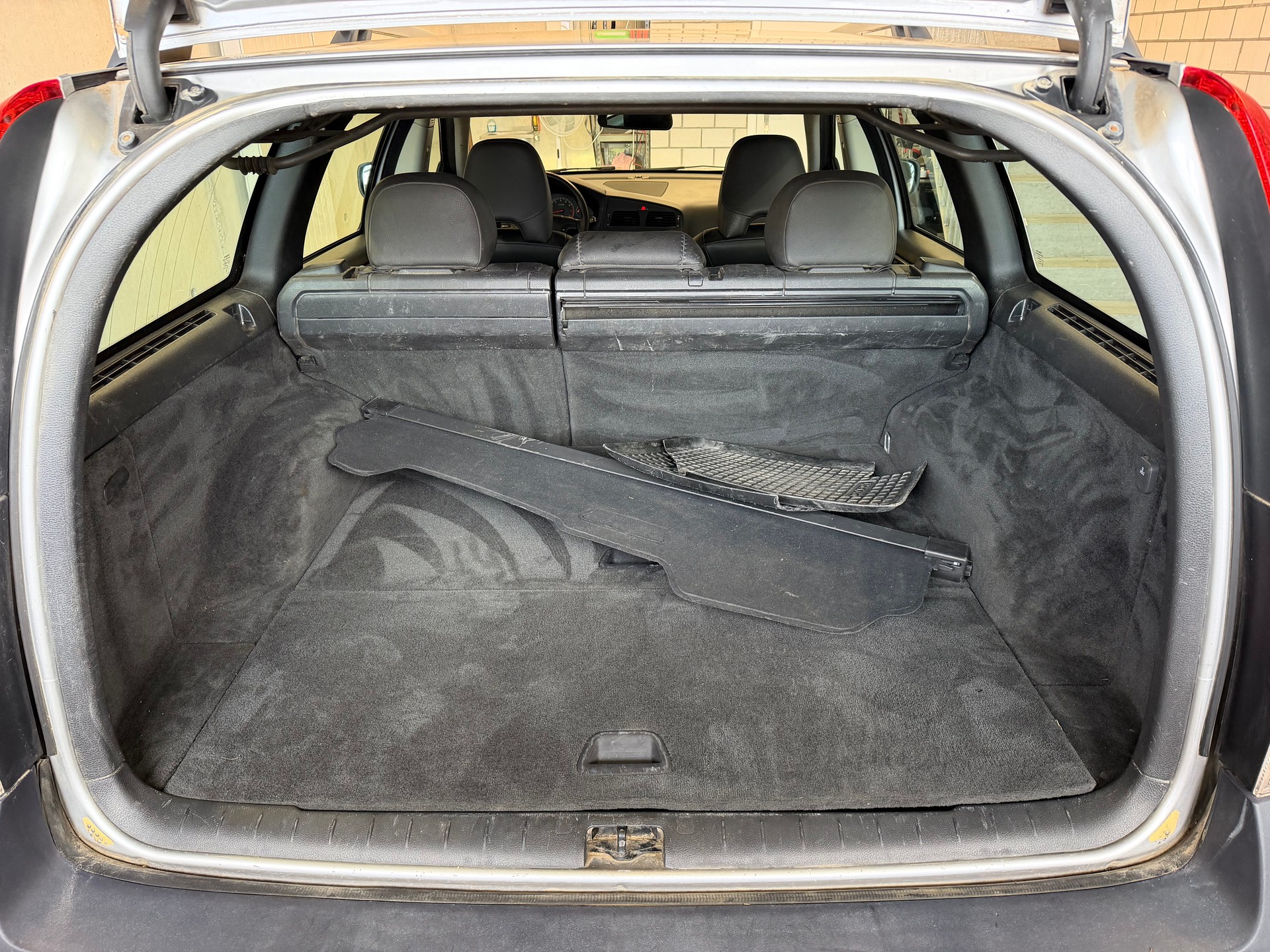 VOLVO XC70 2.5T AWD Momentum-image-5
