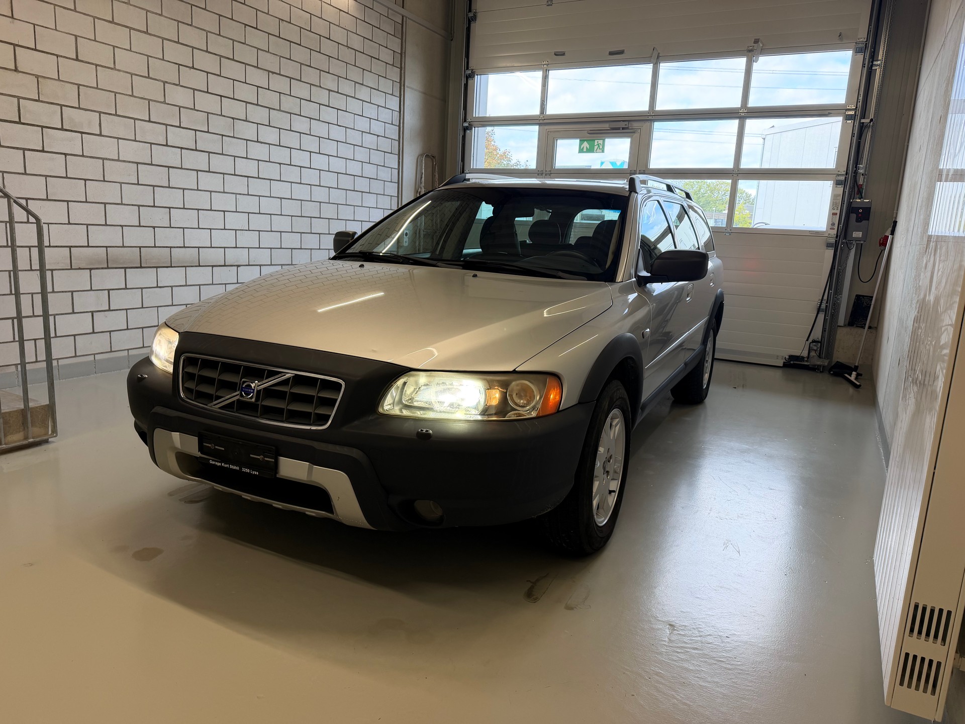 VOLVO XC70 2.5T AWD Momentum-image-1